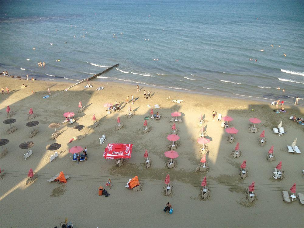 Mackenzie Beach Hotel Larnaca Extérieur photo