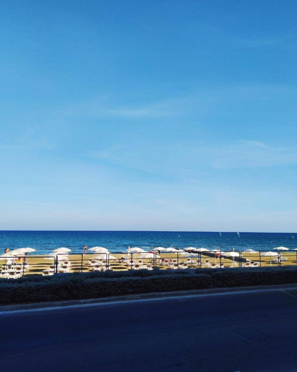 Mackenzie Beach Hotel Larnaca Extérieur photo