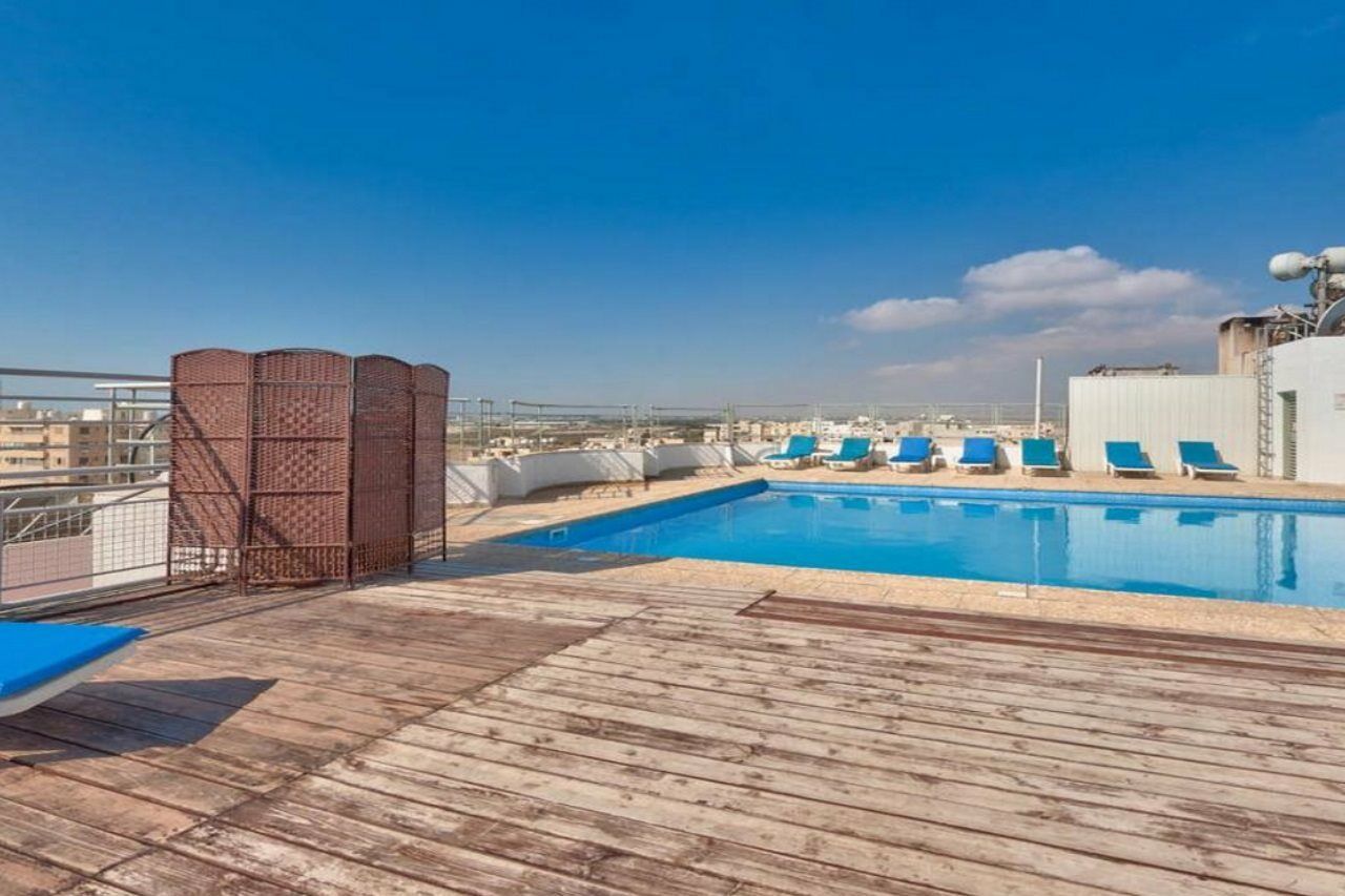 Mackenzie Beach Hotel Larnaca Extérieur photo