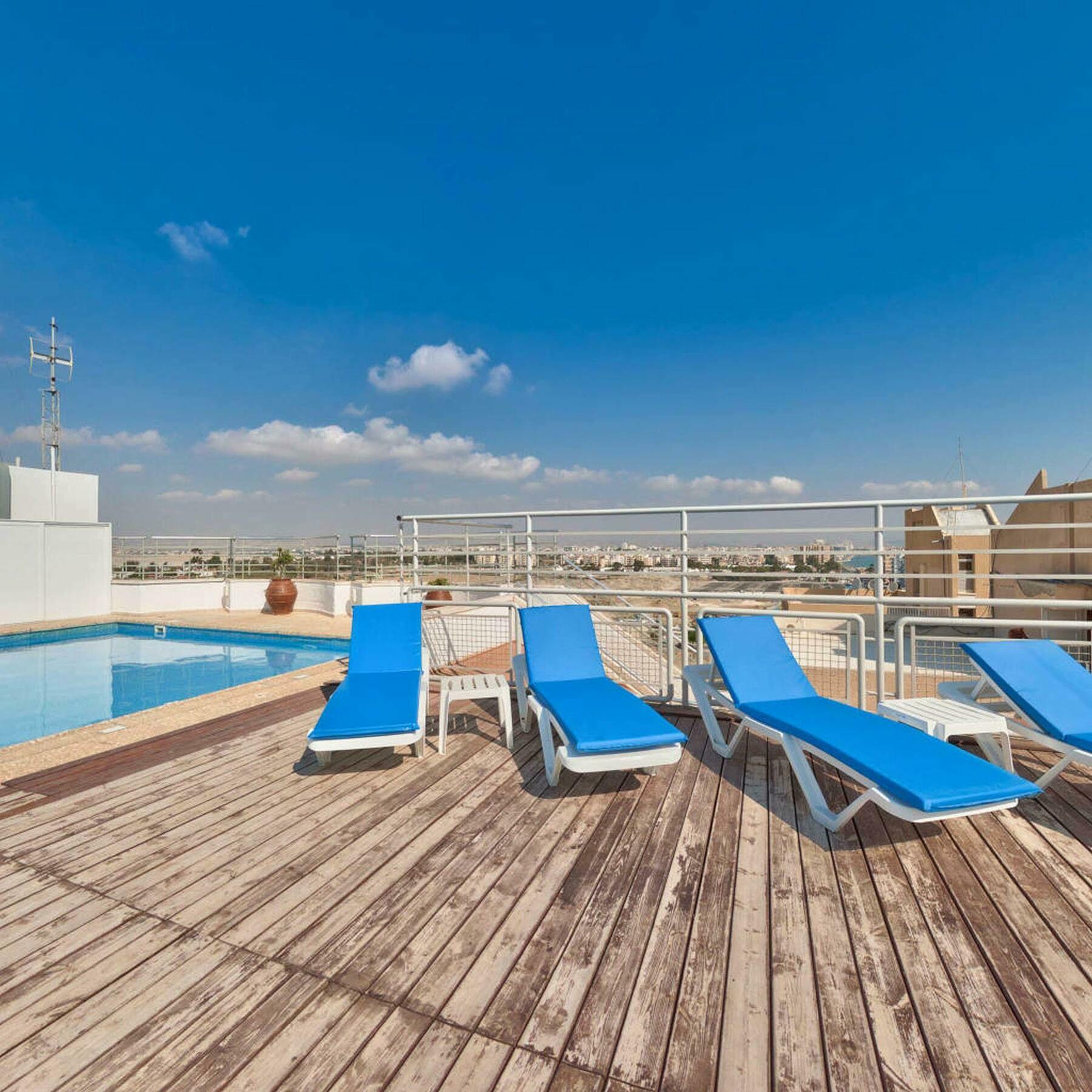 Mackenzie Beach Hotel Larnaca Extérieur photo